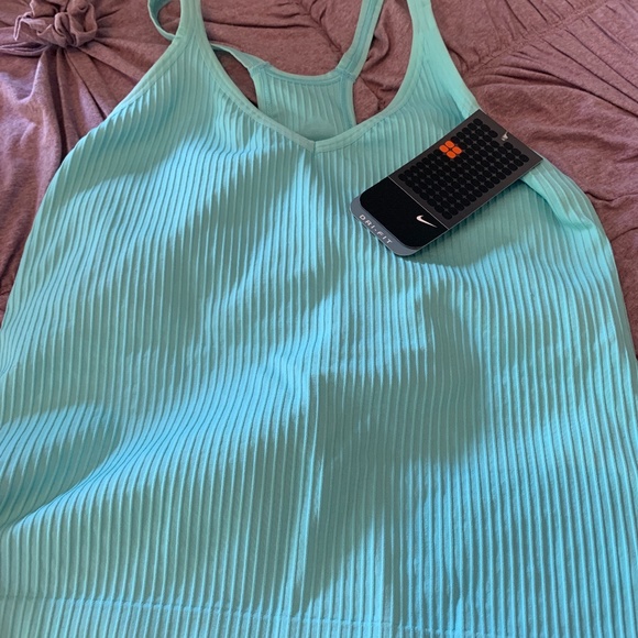 Nike seamless dri fit workout tank. NWT retail 40 - Picture 4 of 4